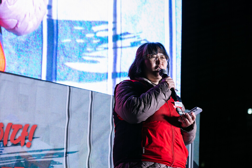 민주노총 전국단위사업장 대표자 3천여 명이 11일 오후 3시30분 서울 종로구 광화문 동십자각 인근에 모여 윤석열 즉각 파면을 요구하며 1박2일 노숙농성 긴급행동을 벌였다. 야간집회에서 발언하는 전지현 서비스연맹 부위원장. 사진=송승현