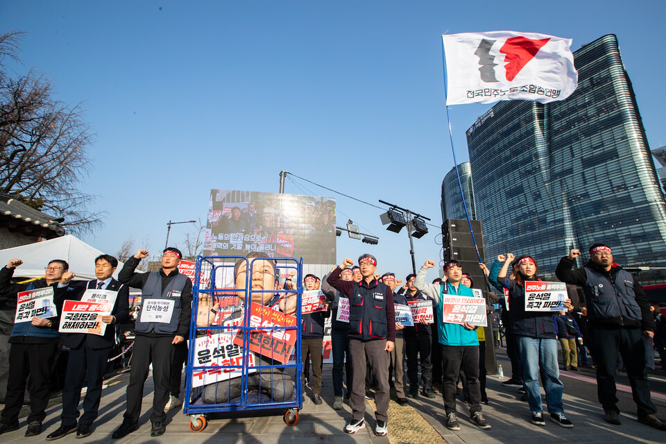 민주노총 전국단위사업장 대표자 3천여 명이 11일 오후 3시30분 서울 종로구 광화문 동십자각 인근에 모여 윤석열 즉각 파면을 요구하며 1박2일 노숙농성 긴급행동을 벌였다. 사진=송승현