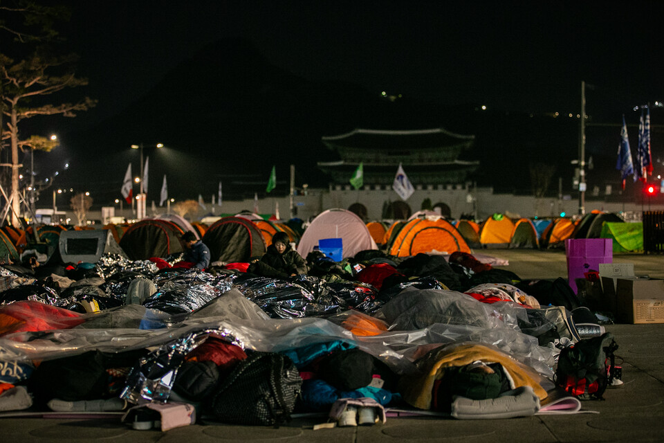 민주노총 전국단위사업장 대표자 3천여 명이 11일 오후 3시30분 서울 종로구 광화문 동십자각 인근에 모여 윤석열 즉각 파면을 요구하며 1박2일 노숙농성 긴급행동을 벌였다. 사진=송승현