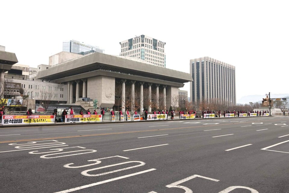 민주노총 전국단위사업장 대표자 3천여 명이 11일 오후 3시30분 서울 종로구 광화문 동십자각 인근에 모여 윤석열 즉각 파면을 요구하며 1박2일 노숙농성 긴급행동을 벌였다. 사진=양지웅(공무원노조)