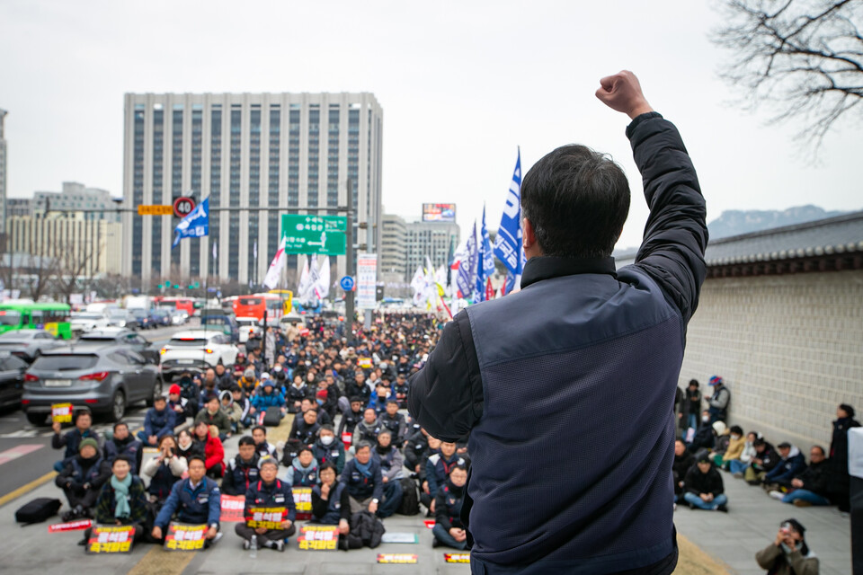 민주노총 전국단위사업장 대표자 3천여 명이 11일 오후 3시30분 서울 종로구 광화문 동십자각 인근에 모여 윤석열 즉각 파면을 요구하며 1박2일 노숙농성 긴급행동을 벌였다. 사진=송승현