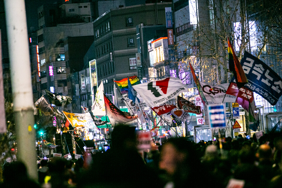 민주노총 전국단위사업장 대표자 3천여 명이 11일 오후 3시30분 서울 종로구 광화문 동십자각 인근에 모여 윤석열 즉각 파면을 요구하며 1박2일 노숙농성 긴급행동을 벌였다. 같은 날 윤석열즉각퇴진・사회대개혁 비상행동은 긴급행동을 열고 윤석열 즉각 파면을 촉구했다. 사진=송승현