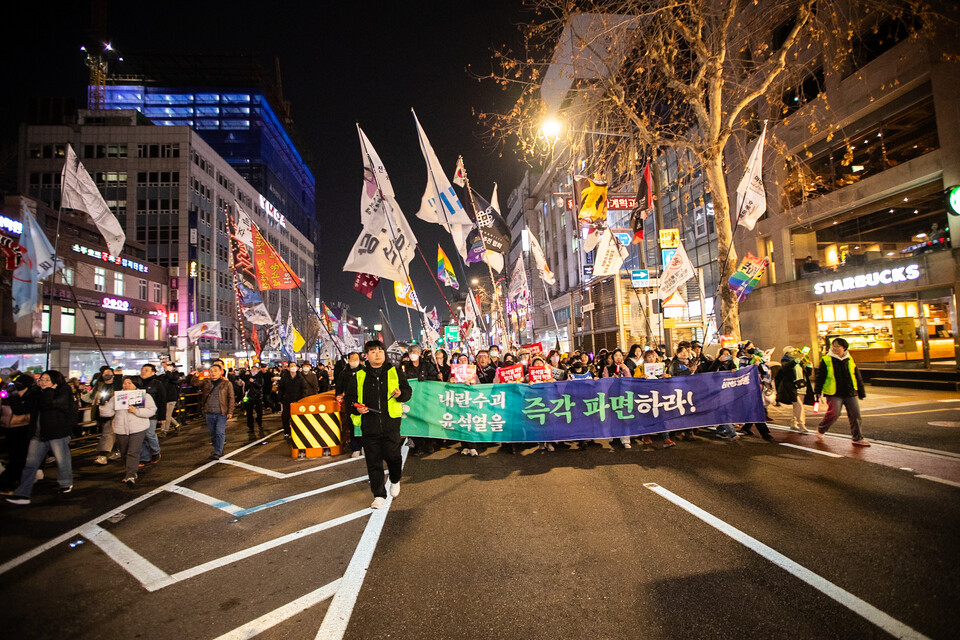 민주노총 전국단위사업장 대표자 3천여 명이 11일 오후 3시30분 서울 종로구 광화문 동십자각 인근에 모여 윤석열 즉각 파면을 요구하며 1박2일 노숙농성 긴급행동을 벌였다. 같은 날 윤석열즉각퇴진・사회대개혁 비상행동은 긴급행동을 열고 윤석열 즉각 파면을 촉구했다. 사진=송승현