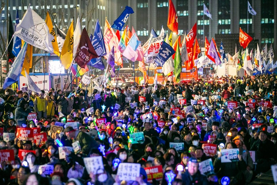 윤석열즉각퇴진·사회대개혁 비상행동이 12일 광화문 앞에서 내란수괴 윤석열 즉각 파면 긴급행동을 개최했다. 사진=송승현