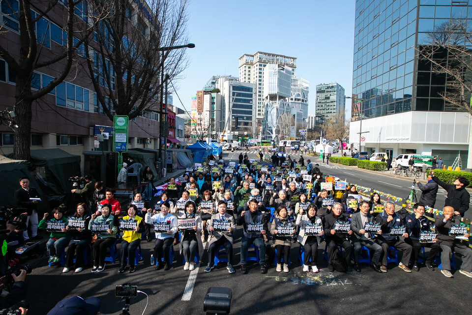 민주노총을 비롯한 윤석열즉각퇴진·사회대개혁 비상행동과 야8당(더불어민주당, 조국혁신당, 진보당, 기본소득당, 사회민주당, 노동당, 녹색당, 정의당)이 3일 오전 10시 서울 종로구 지하철3호선 안국역 6번 출구 무대 앞에서 ‘내란수괴 윤석열 8대0 파면 최후통첩’ 기자회견을 열었다. 헌법재판소의 윤석열 탄핵심판이 하루 앞으로 다가온 가운데 헌재가 만장일치로 윤석열을 파면할 것을 촉구했다. 사진=송승현