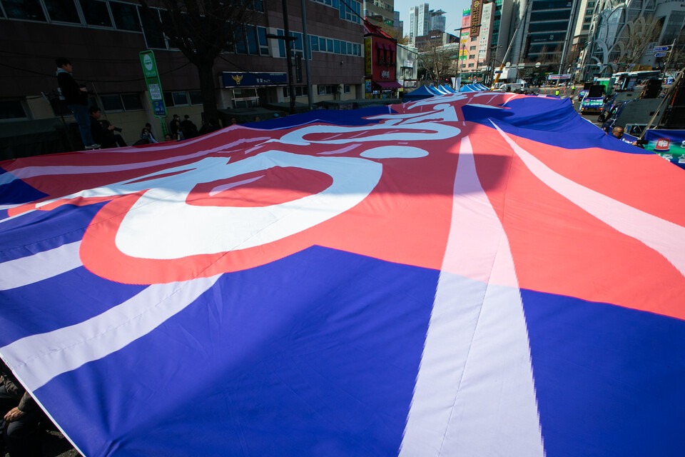 민주노총을 비롯한 윤석열즉각퇴진·사회대개혁 비상행동과 야8당(더불어민주당, 조국혁신당, 진보당, 기본소득당, 사회민주당, 노동당, 녹색당, 정의당)이 3일 오전 10시 서울 종로구 지하철3호선 안국역 6번 출구 무대 앞에서 ‘내란수괴 윤석열 8대0 파면 최후통첩’ 기자회견을 열었다. 헌법재판소의 윤석열 탄핵심판이 하루 앞으로 다가온 가운데 헌재가 만장일치로 윤석열을 파면할 것을 촉구했다. 사진=송승현