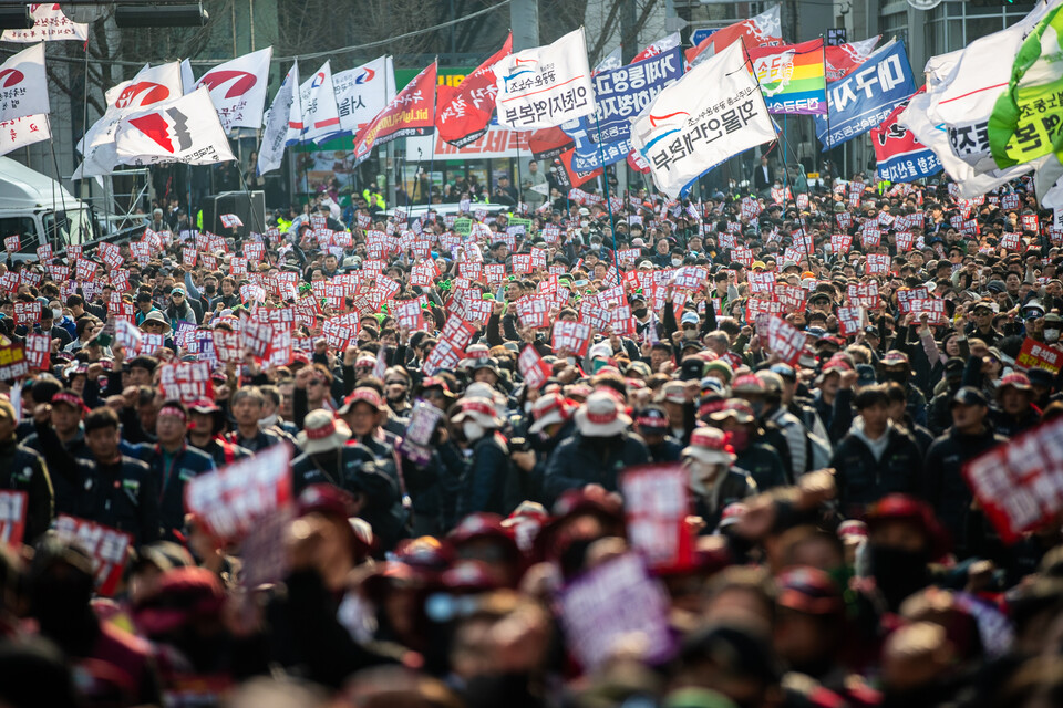 민주노총 확대간부 1만여 명이 3일 오후 4시경 제83차 임시대의원대회를 마친 뒤 안국역 6번출구까지 행진하며 “헌재네 경고한다! 윤석열을 지금 당장 파면하라!”고 촉구했다. 사진=송승현