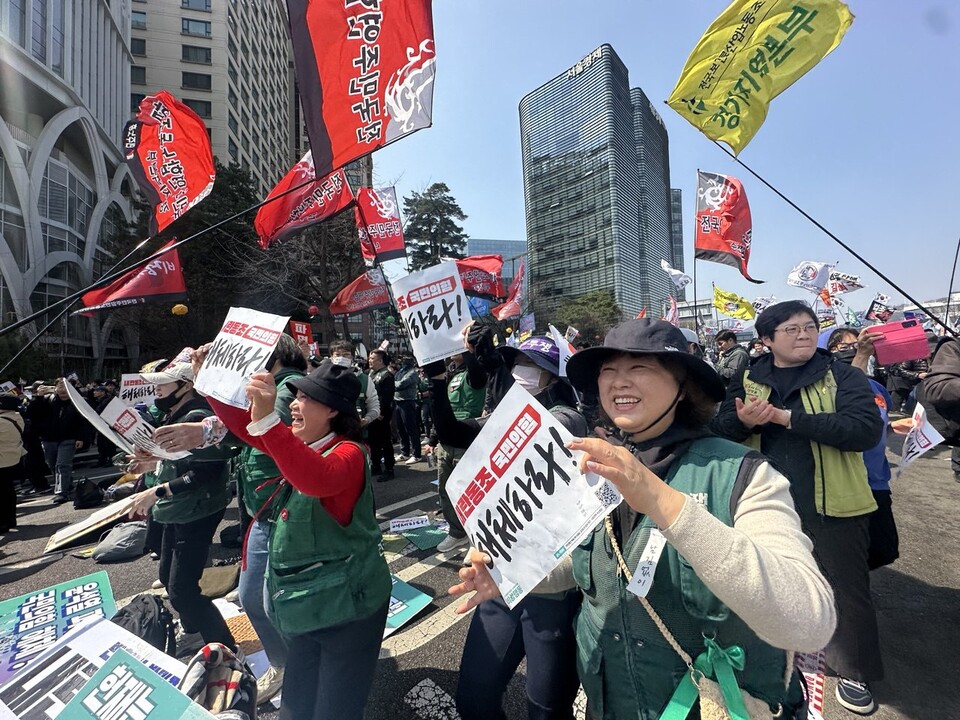 11시 22분, 헌재가 대통령 파면을 주문했다. 민주노총 조합원들은 선고 순간