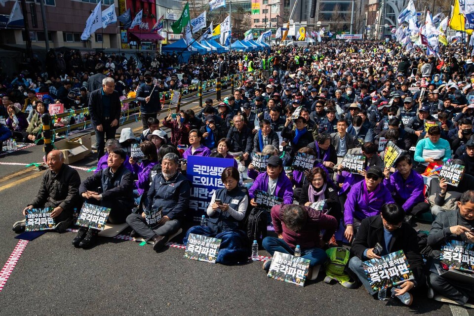4일 오전 11시 22분 대통령 윤석열이 파면됐다. 헌법재판소의 파면선고 직전 안국역 6번출구 일대에 모인 사람들이 긴장하며 헌법재판소 선고 생중계를 바라보고 있다. 사진=송승현
