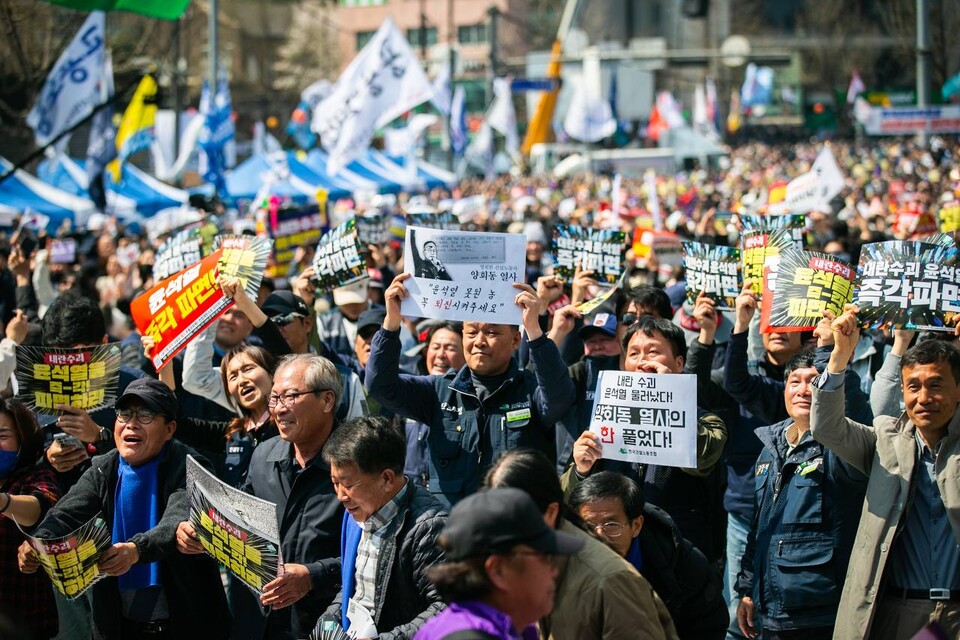 4일 오전 11시 22분 대통령 윤석열이 파면됐다. 파면이 확정된 뒤 누가 먼저랄 것도 없이 환호하는 시민들. 사진 가운데 영원한 건설노동자 양회동 열사의 유지를 든 건설노조 조합원이 보인다. 사진=송승현