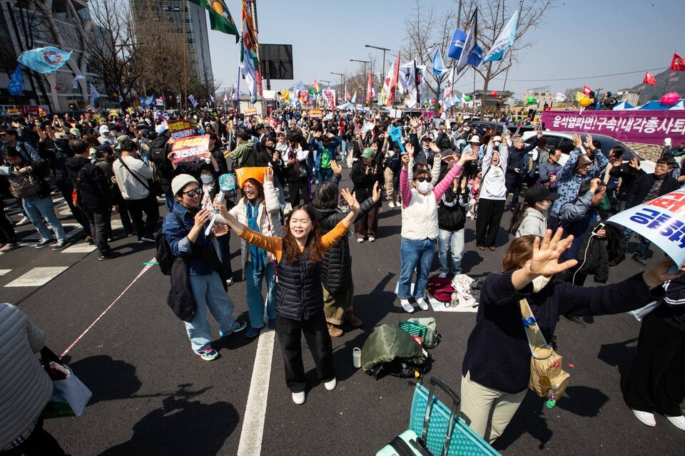 4일 오전 11시 22분 대통령 윤석열이 파면됐다. 파면이 확정된 뒤 누가 먼저랄 것도 없이 환호하는 시민들. 사진=송승현
