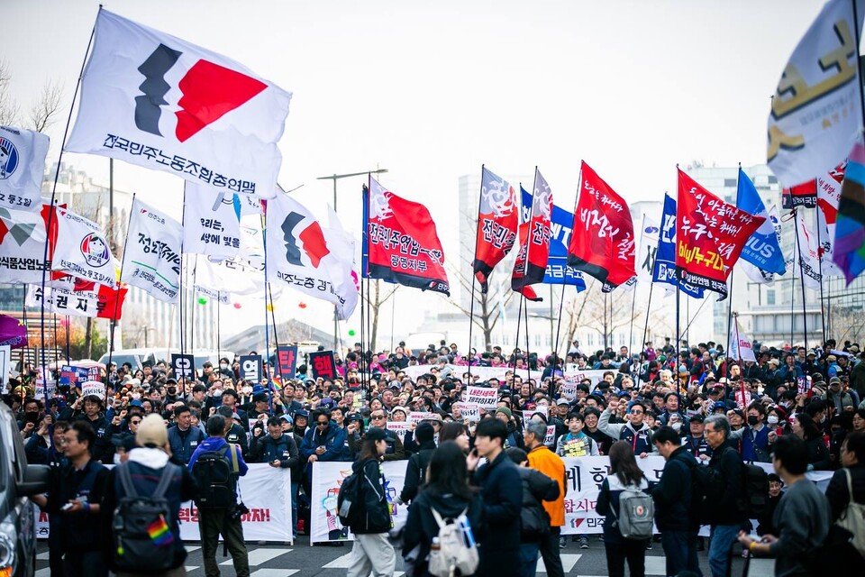 4일 오전 11시 22분 대통령 윤석열이 파면됐다. 파면이 확정된 뒤 민주노총은 윤석열즉각퇴진・사회대개혁 비상행동과 함께 광화문 서십자각터까지 행진했다. 사진=송승현