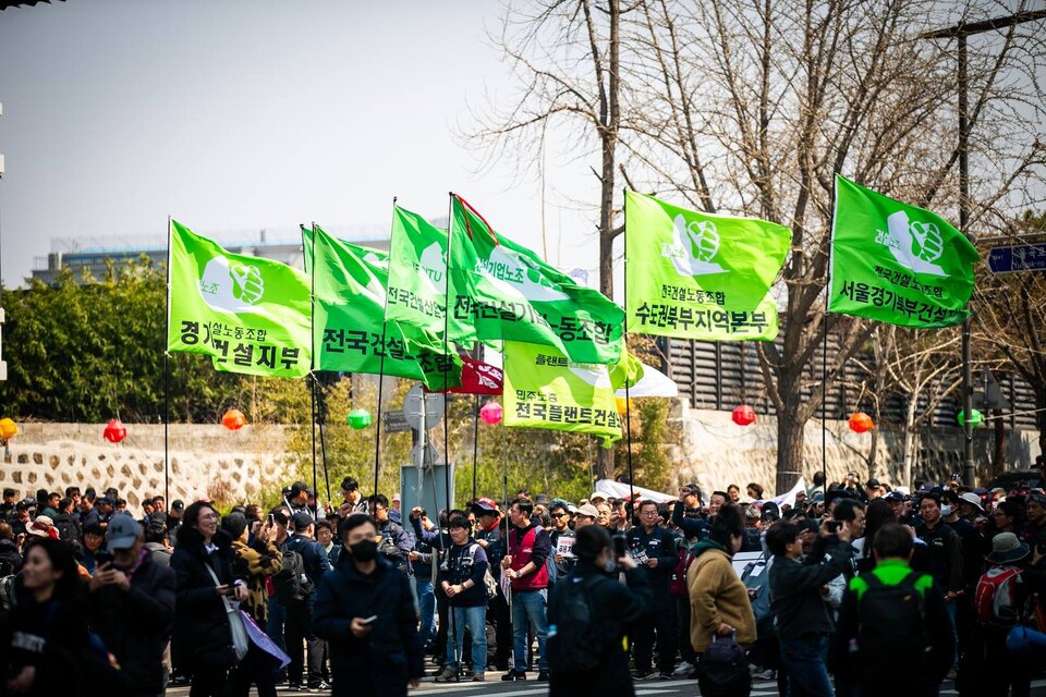 4일 오전 11시 22분 대통령 윤석열이 파면됐다. 파면이 확정된 뒤 민주노총은 윤석열즉각퇴진・사회대개혁 비상행동과 함께 광화문 서십자각터까지 행진했다. 사진=송승현