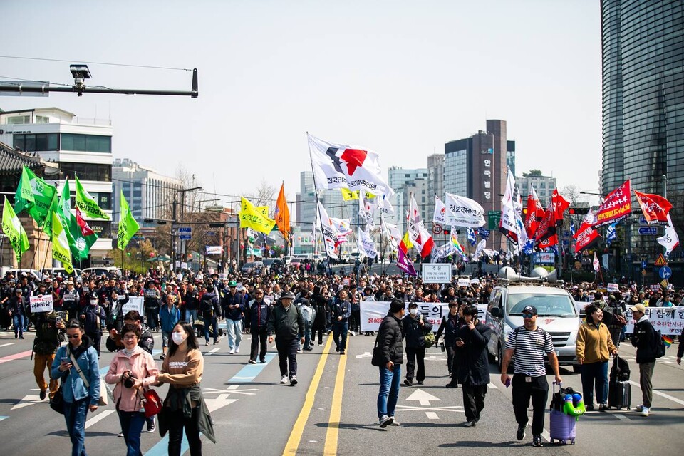 4일 오전 11시 22분 대통령 윤석열이 파면됐다. 파면이 확정된 뒤 민주노총은 윤석열즉각퇴진・사회대개혁 비상행동과 함께 광화문 서십자각터까지 행진했다. 사진=송승현