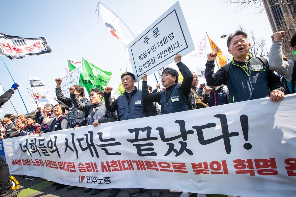 4일 오전 11시 22분 대통령 윤석열이 파면됐다. 파면이 확정된 뒤 민주노총은 윤석열즉각퇴진・사회대개혁 비상행동과 함께 광화문 서십자각터까지 행진했다. 사진=송승현