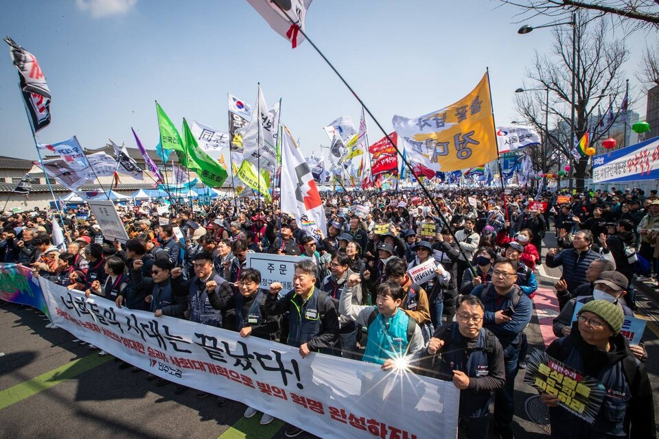 4일 오전 11시 22분 대통령 윤석열이 파면됐다. 파면이 확정된 뒤 민주노총은 윤석열즉각퇴진・사회대개혁 비상행동과 함께 광화문 서십자각터까지 행진했다. 사진=송승현