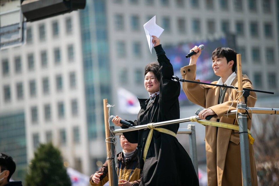 4일 오전 11시 22분 대통령 윤석열이 파면됐다. 파면이 확정된 뒤 민주노총은 윤석열즉각퇴진・사회대개혁 비상행동과 함께 광화문 서십자각터까지 행진했다. 사진=송승현