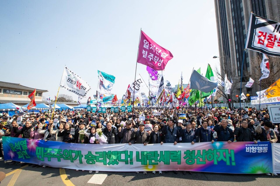 4일 오전 11시 22분 대통령 윤석열이 파면됐다. 파면이 확정된 뒤 민주노총은 윤석열즉각퇴진・사회대개혁 비상행동과 함께 광화문 서십자각터까지 행진했다. 사진=송승현
