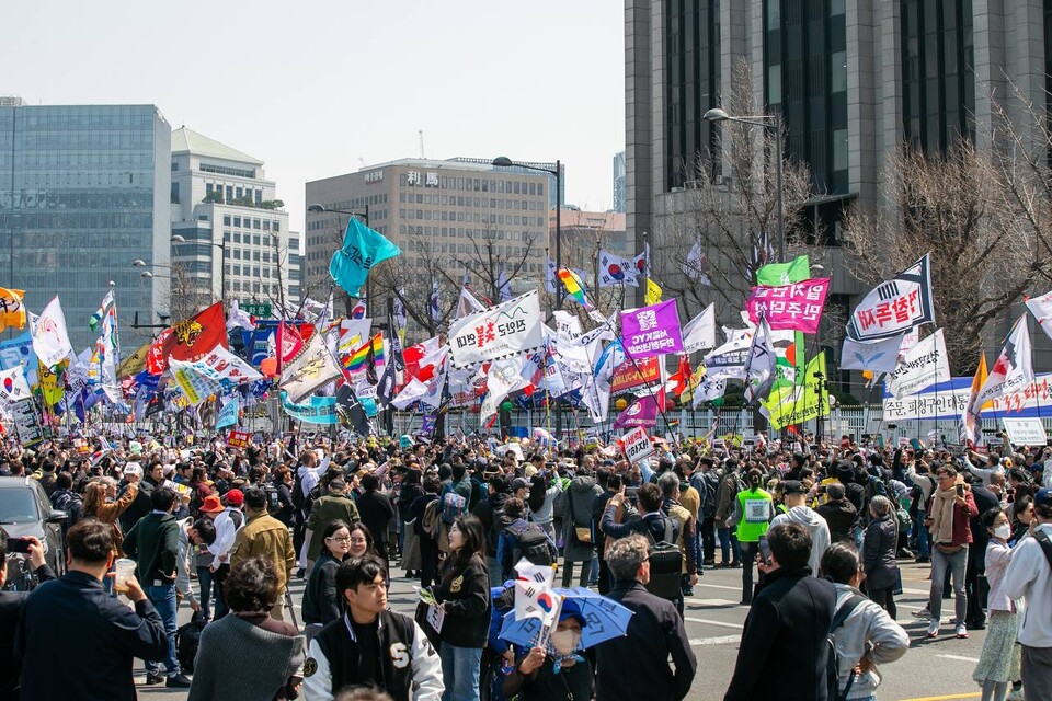 4일 오전 11시 22분 대통령 윤석열이 파면됐다. 파면이 확정된 뒤 민주노총은 윤석열즉각퇴진・사회대개혁 비상행동과 함께 광화문 서십자각터까지 행진했다. 사진=송승현