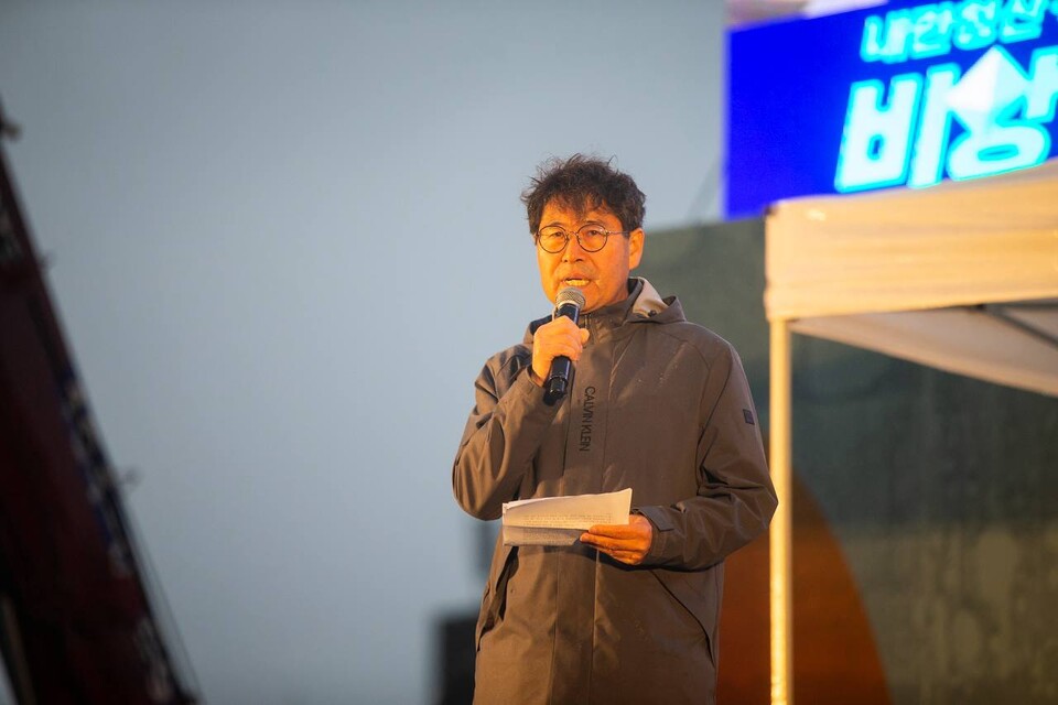 4.19혁명 65주년을 맞은 19일 오후 5시30분 내란청산・사회대개혁 비상행동(비상행동)이 서울 종로구 광화문 동십자각 인근에서 ‘내란종식, 사회대개혁을 위한 시민행진’ 집회를 열었다. 진영종 비상행동 공동의장. 사진=송승현