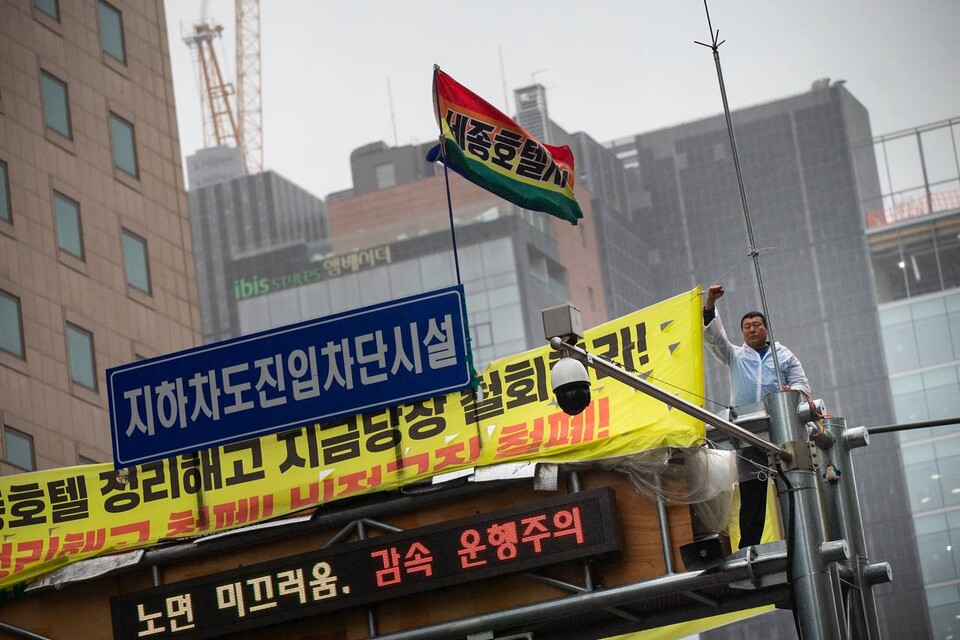 4.19혁명 65주년을 맞은 19일 오후 5시30분 내란청산・사회대개혁 비상행동(비상행동)이 서울 종로구 광화문 동십자각 인근에서 ‘내란종식, 사회대개혁을 위한 시민행진’ 집회를 열었다. 시민행진 참가 전 민주노총은 세종호텔 고공농성장과 거통고조선하청지회 고공농성장을 거치는 행진을 했다. 사진=송승현