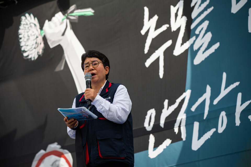 노동자 건강권 쟁취의 달인 4월을 맞아 민주노총이 23일 오후 2시 서울 중구 서울고용노동청 앞에서 결의대회를 열었다. 결의대회 뒤 현대건설과 CJ대한통운, KT, 정부서울청사를 차례로 찾아 규탄하는 행진을 이어갔다. 이미선 민주노총 노동안전보건위원장이 결의대회 사회를 맡았다. 사진=송승현