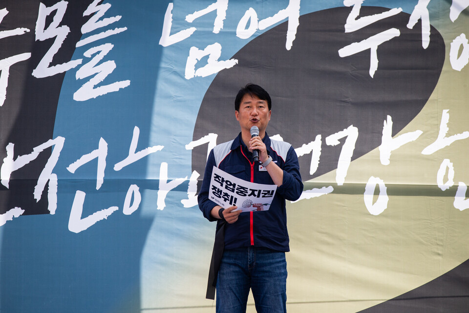 노동자 건강권 쟁취의 달인 4월을 맞아 민주노총이 23일 오후 2시 서울 중구 서울고용노동청 앞에서 결의대회를 열었다. 결의대회 뒤 현대건설과 CJ대한통운, KT, 정부서울청사를 차례로 찾아 규탄하는 행진을 이어갔다. 발언하는 양경수 민주노총 위원장. 사진=송승현