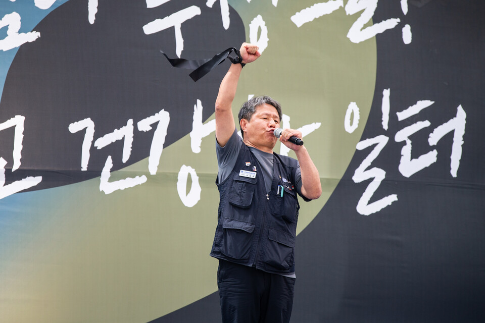 노동자 건강권 쟁취의 달인 4월을 맞아 민주노총이 23일 오후 2시 서울 중구 서울고용노동청 앞에서 결의대회를 열었다. 결의대회 뒤 현대건설과 CJ대한통운, KT, 정부서울청사를 차례로 찾아 규탄하는 행진을 이어갔다. 서쌍용 금속노조 부위원장. 사진=송승현