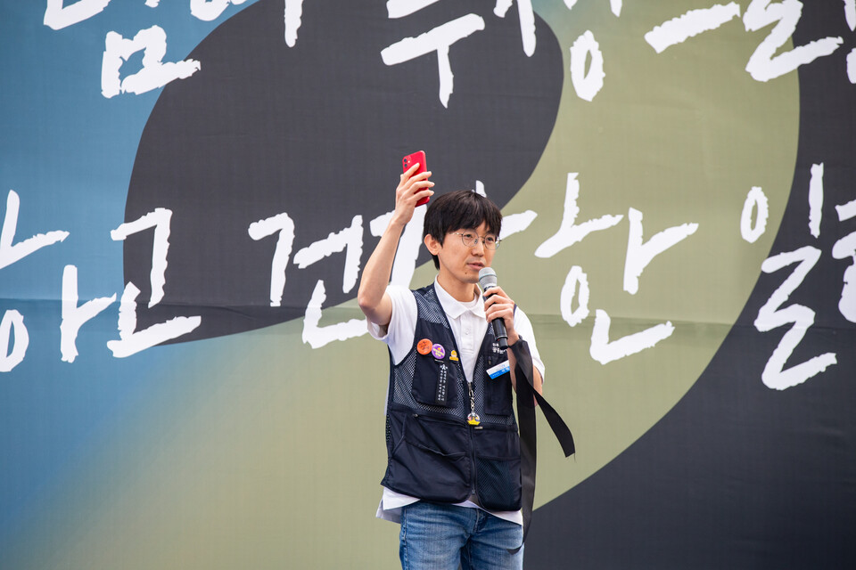 노동자 건강권 쟁취의 달인 4월을 맞아 민주노총이 23일 오후 2시 서울 중구 서울고용노동청 앞에서 결의대회를 열었다. 결의대회 뒤 현대건설과 CJ대한통운, KT, 정부서울청사를 차례로 찾아 규탄하는 행진을 이어갔다. 박정훈 공공운수노조 부위원장. 사진=송승현