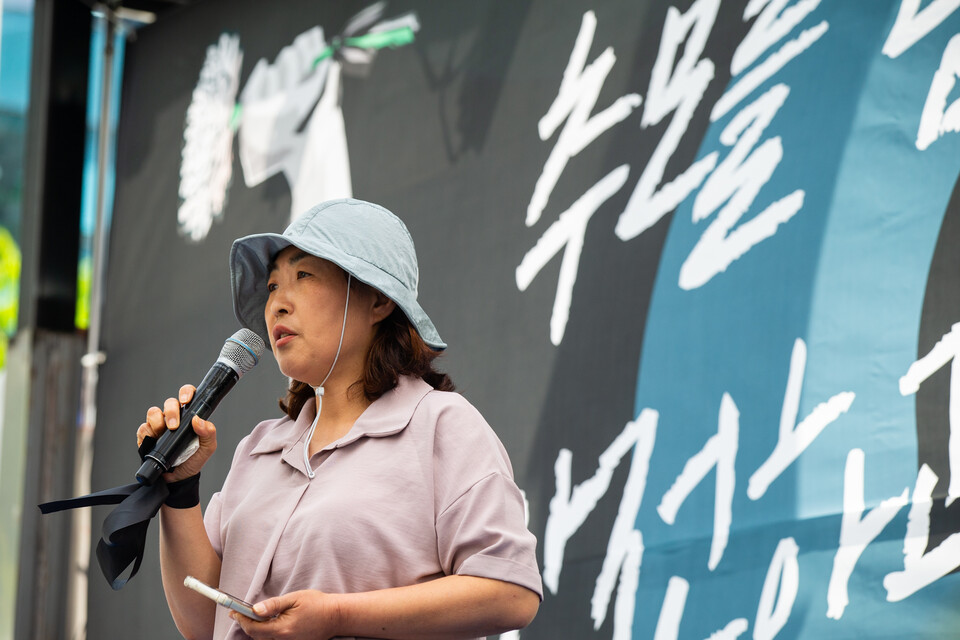 노동자 건강권 쟁취의 달인 4월을 맞아 민주노총이 23일 오후 2시 서울 중구 서울고용노동청 앞에서 결의대회를 열었다. 결의대회 뒤 현대건설과 CJ대한통운, KT, 정부서울청사를 차례로 찾아 규탄하는 행진을 이어갔다. 아리셀참사 유족인 최현주 씨가 발언하고 있다. 사진=송승현