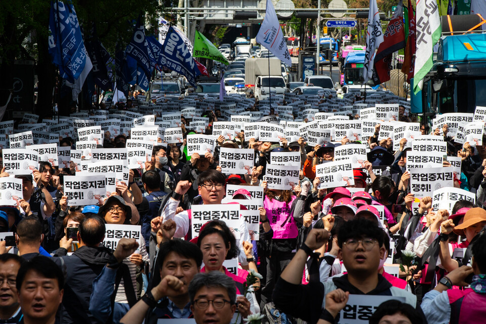 노동자 건강권 쟁취의 달인 4월을 맞아 민주노총이 23일 오후 2시 서울 중구 서울고용노동청 앞에서 결의대회를 열었다. 결의대회 뒤 현대건설과 CJ대한통운, KT, 정부서울청사를 차례로 찾아 규탄하는 행진을 이어갔다. 사진=송승현
