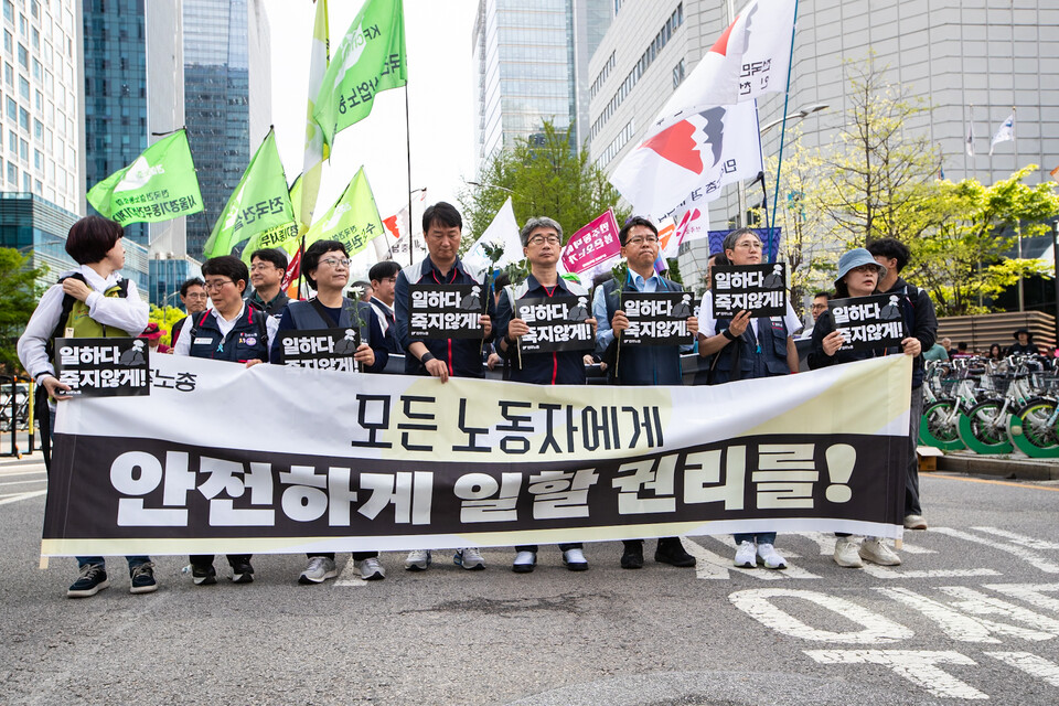 노동자 건강권 쟁취의 달인 4월을 맞아 민주노총이 23일 오후 2시 서울 중구 서울고용노동청 앞에서 결의대회를 열었다. 결의대회 뒤 현대건설과 CJ대한통운, KT, 정부서울청사를 차례로 찾아 규탄하는 행진을 이어갔다. 사진=송승현