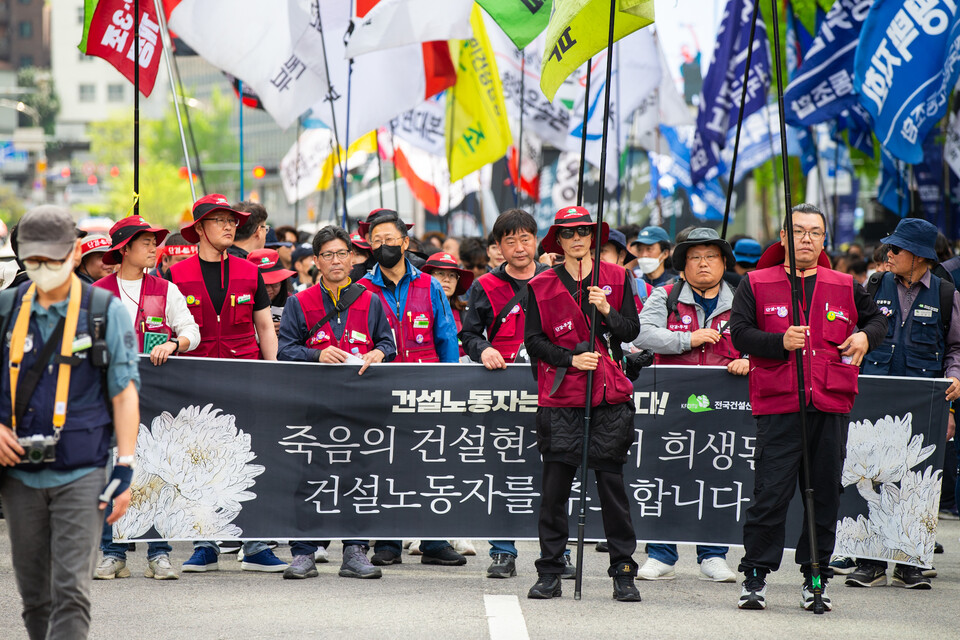 노동자 건강권 쟁취의 달인 4월을 맞아 민주노총이 23일 오후 2시 서울 중구 서울고용노동청 앞에서 결의대회를 열었다. 결의대회 뒤 현대건설과 CJ대한통운, KT, 정부서울청사를 차례로 찾아 규탄하는 행진을 이어갔다. 사진=송승현