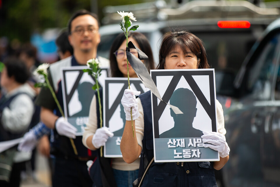 노동자 건강권 쟁취의 달인 4월을 맞아 민주노총이 23일 오후 2시 서울 중구 서울고용노동청 앞에서 결의대회를 열었다. 결의대회 뒤 현대건설과 CJ대한통운, KT, 정부서울청사를 차례로 찾아 규탄하는 행진을 이어갔다. 사진=송승현