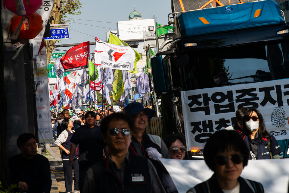 노동자 건강권 쟁취의 달인 4월을 맞아 민주노총이 23일 오후 2시 서울 중구 서울고용노동청 앞에서 결의대회를 열었다. 결의대회 뒤 현대건설과 CJ대한통운, KT, 정부서울청사를 차례로 찾아 규탄하는 행진을 이어갔다. 사진=송승현