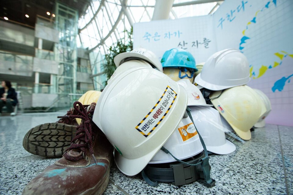 싸우는 산재노동자 사진전 '죽은 자가 산 자를 구한다'가 28일 오후 1시부터 국회 의원회관 3층 로비에서 3일간 열린다. 사진=송승현