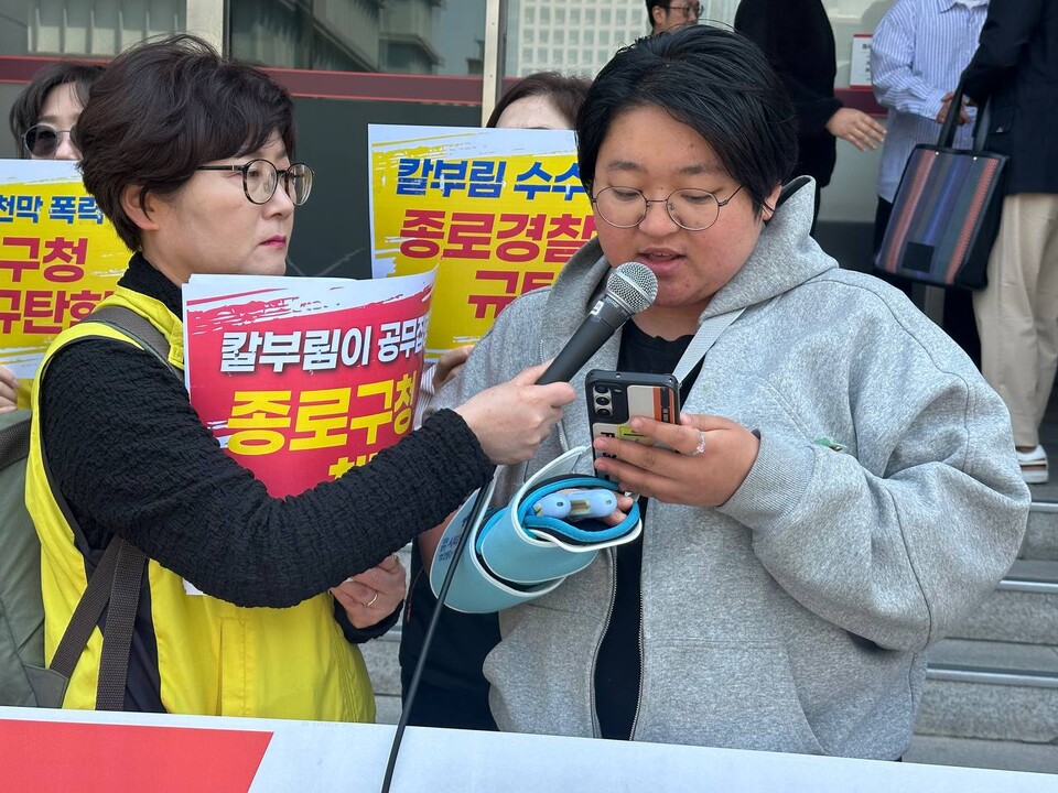 민주노총 여성위원회가 29일 오전 11시 종로구청 앞에서 마트노조 농성장 폭력철거 종로구청장 규탄 기자회견을 열고 분노의 목소리를 모았다. 연대시민 권하은 씨가 발언중이다. 사진=조연주