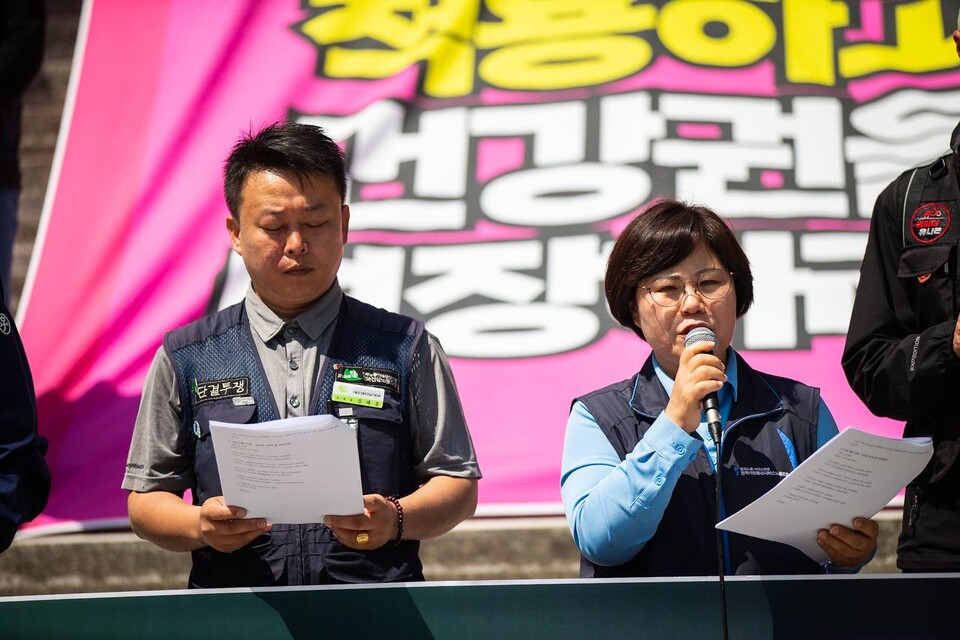 민주노총 특수고용형태・플랫폼 노동자들이 30일 오전 11시 서울 종로구 광화문 세종문화회관 계단에서 기자회견을 열고 이들의 노동기본권 보장을 위한 민주노총 대선요구안을 발표했다. 대선요구안을 발표하는 노동자들. 사진=송승현