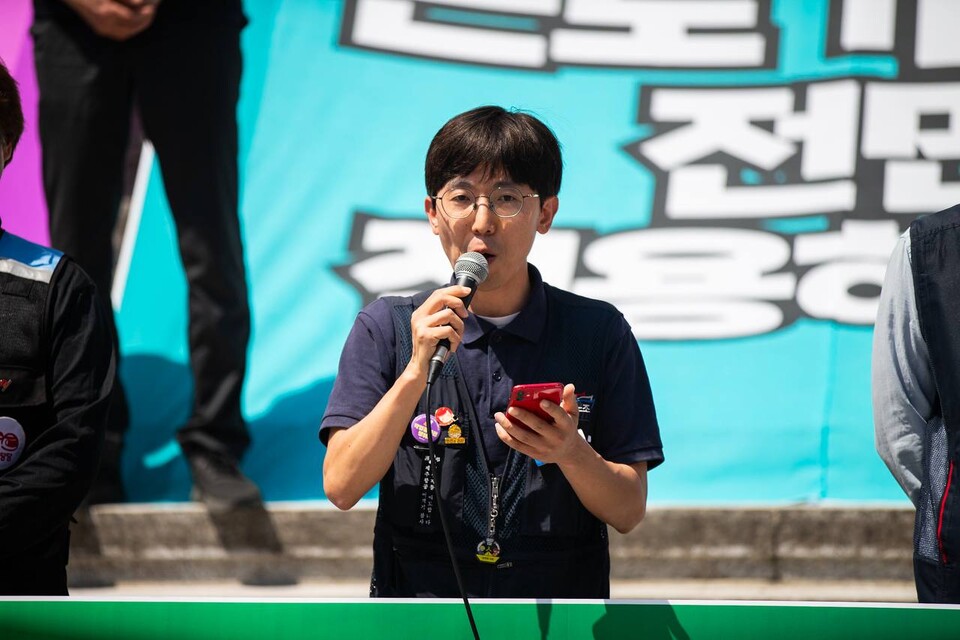 민주노총 특수고용형태・플랫폼 노동자들이 30일 오전 11시 서울 종로구 광화문 세종문화회관 계단에서 기자회견을 열고 이들의 노동기본권 보장을 위한 민주노총 대선요구안을 발표했다. 박정훈 공공운수노조 노동안전보건위원장. 사진=송승현