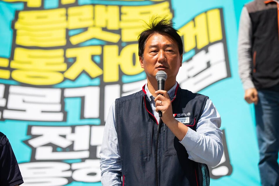 민주노총 특수고용형태・플랫폼 노동자들이 30일 오전 11시 서울 종로구 광화문 세종문화회관 계단에서 기자회견을 열고 이들의 노동기본권 보장을 위한 민주노총 대선요구안을 발표했다. 발언하는 양경수 민주노총 위원장. 사진=송승현