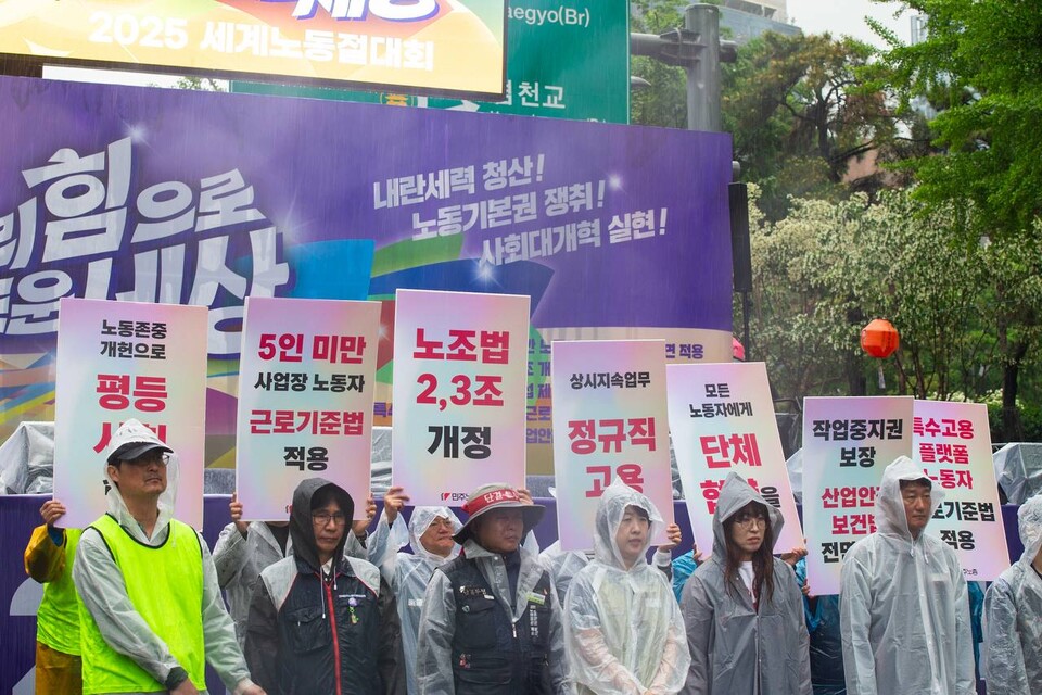 민주노총 21대 대선요구 발표 기자회견이 2025년 세계노동절 특설 무대 앞에서 1일 전 11시 30분 진행됐다. 사진=송승현