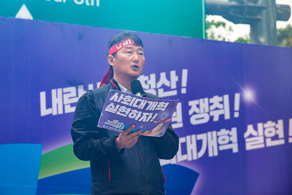 2025 세계노동절을 맞은 1일, 민주노총이 오후 2시부터 서울 중구 숭례문 인근 세종대로에서 2025년 내란세력 청산! 노동기본권 쟁취! 사회대개혁 실현! 세계노동절대회를 열었다. 수도권 외 전국 13개 지역에서는 민주노총 지역본부가 주관해 대회를 치렀다. 사진=송승현