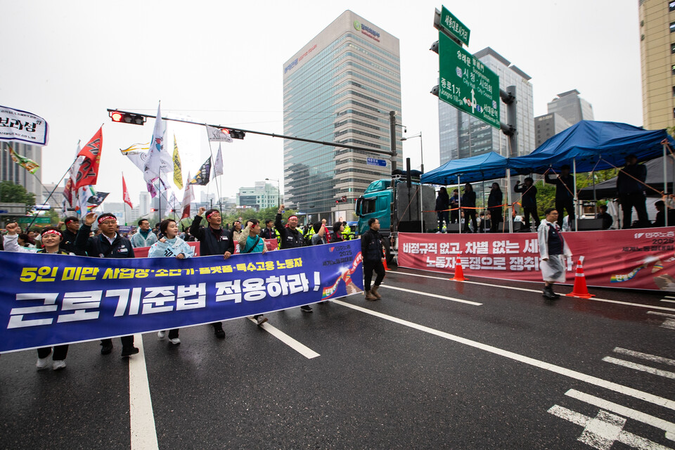 2025 세계노동절을 맞은 1일, 민주노총이 오후 2시부터 서울 중구 숭례문 인근 세종대로에서 2025년 내란세력 청산! 노동기본권 쟁취! 사회대개혁 실현! 세계노동절대회를 열었다. 수도권 외 전국 13개 지역에서는 민주노총 지역본부가 주관해 대회를 치렀다. 사진=송승현