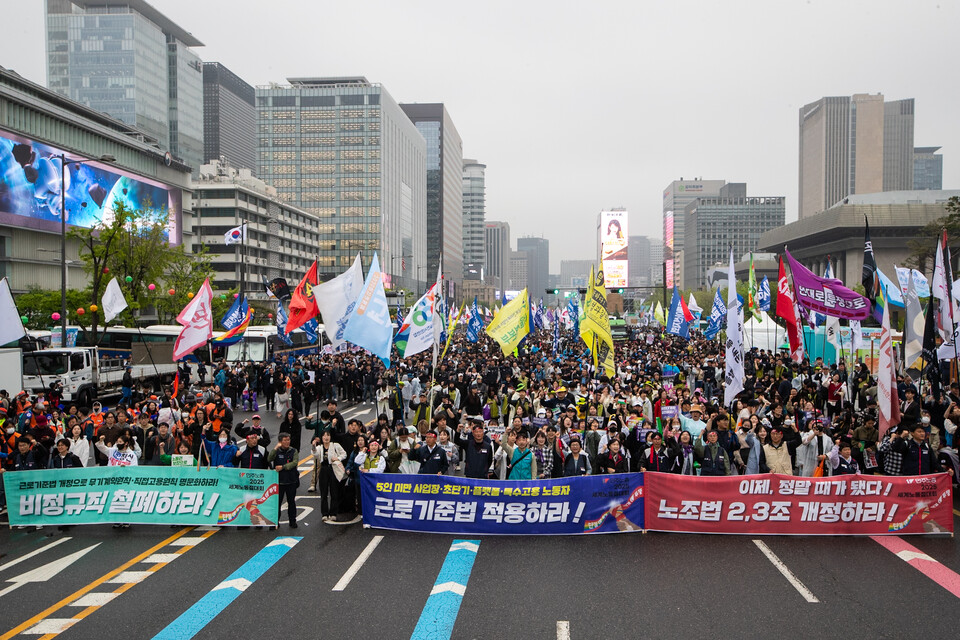 2025 세계노동절을 맞은 1일, 민주노총이 오후 2시부터 서울 중구 숭례문 인근 세종대로에서 2025년 내란세력 청산! 노동기본권 쟁취! 사회대개혁 실현! 세계노동절대회를 열었다. 수도권 외 전국 13개 지역에서는 민주노총 지역본부가 주관해 대회를 치렀다. 사진=송승현