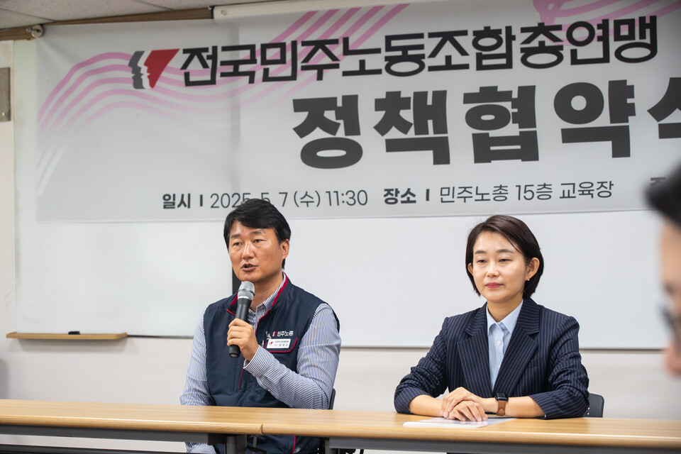 민주노총과 김재연 진보당 대선후보가 7일 오전 11시30분 서울 중구 민주노총 15층에서 내란세력 청산과 사회대개혁을 위한 대선 정책협약을 맺었다. 정책협약의 주요 내용은 노동기본권 보장이다. 민주노총과 진보당은 대선 이후에도 노동기본권과 사회대개혁, 노동자 정치세력화와 진보정당 도약을 위해 공동 노력할 것을 약속했다. 양경수 민주노총 위원장이 발언하고 있다. 사진=송승현