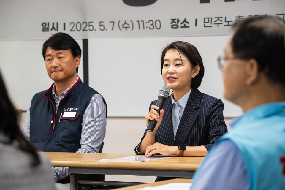 민주노총과 김재연 진보당 대선후보가 7일 오전 11시30분 서울 중구 민주노총 15층에서 내란세력 청산과 사회대개혁을 위한 대선 정책협약을 맺었다. 정책협약의 주요 내용은 노동기본권 보장이다. 민주노총과 진보당은 대선 이후에도 노동기본권과 사회대개혁, 노동자 정치세력화와 진보정당 도약을 위해 공동 노력할 것을 약속했다. 김재연 진보당 대선후보가 발언하고 있다. 사진=송승현