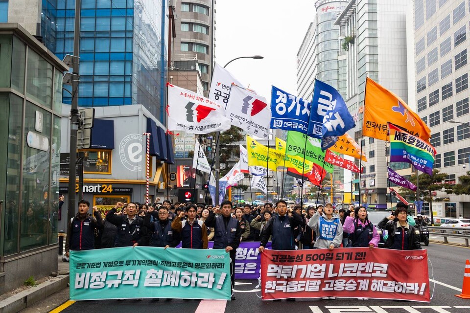 내란청산・사회대개혁 비상행동이 10일 오후 5시 서울 종로구 광화문 동십자각 앞에서 사법부 정치개혁을 규탄하는 내란청산 사회대개혁 시민대행진을 열었다. 앞서 민주노총은 서비스연맹 세종호텔지부와 금속노조 거통고조선하청지회 고공농성장을 거치는 사전행진으로 대회에 합류했다. 사진=송승현