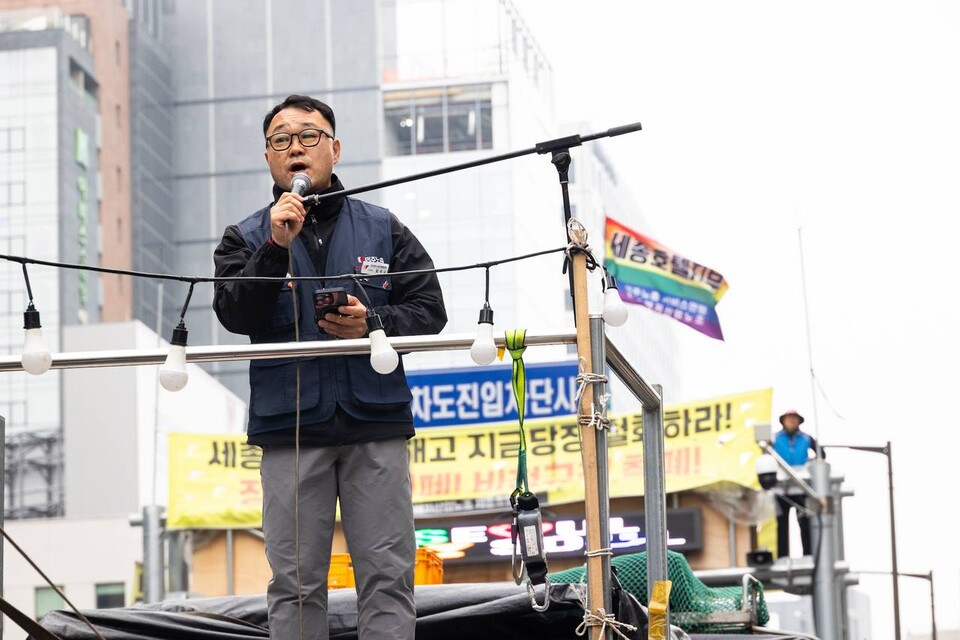 내란청산・사회대개혁 비상행동이 10일 오후 5시 서울 종로구 광화문 동십자각 앞에서 사법부 정치개혁을 규탄하는 내란청산 사회대개혁 시민대행진을 열었다. 앞서 민주노총은 서비스연맹 세종호텔지부와 금속노조 거통고조선하청지회 고공농성장을 거치는 사전행진으로 대회에 합류했다. 사진=송승현
