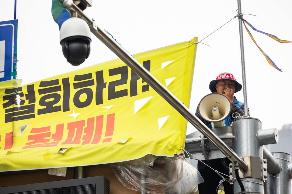 내란청산・사회대개혁 비상행동이 10일 오후 5시 서울 종로구 광화문 동십자각 앞에서 사법부 정치개혁을 규탄하는 내란청산 사회대개혁 시민대행진을 열었다. 앞서 민주노총은 서비스연맹 세종호텔지부와 금속노조 거통고조선하청지회 고공농성장을 거치는 사전행진으로 대회에 합류했다. 사진=송승현