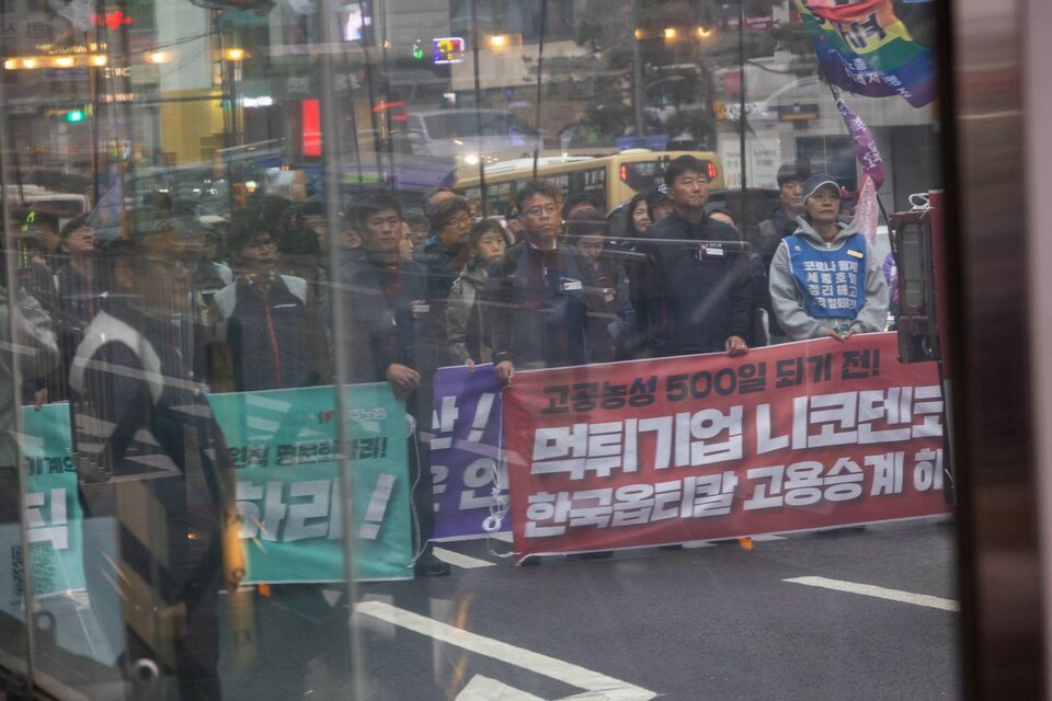 내란청산・사회대개혁 비상행동이 10일 오후 5시 서울 종로구 광화문 동십자각 앞에서 사법부 정치개혁을 규탄하는 내란청산 사회대개혁 시민대행진을 열었다. 앞서 민주노총은 서비스연맹 세종호텔지부와 금속노조 거통고조선하청지회 고공농성장을 거치는 사전행진으로 대회에 합류했다. 사진=송승현
